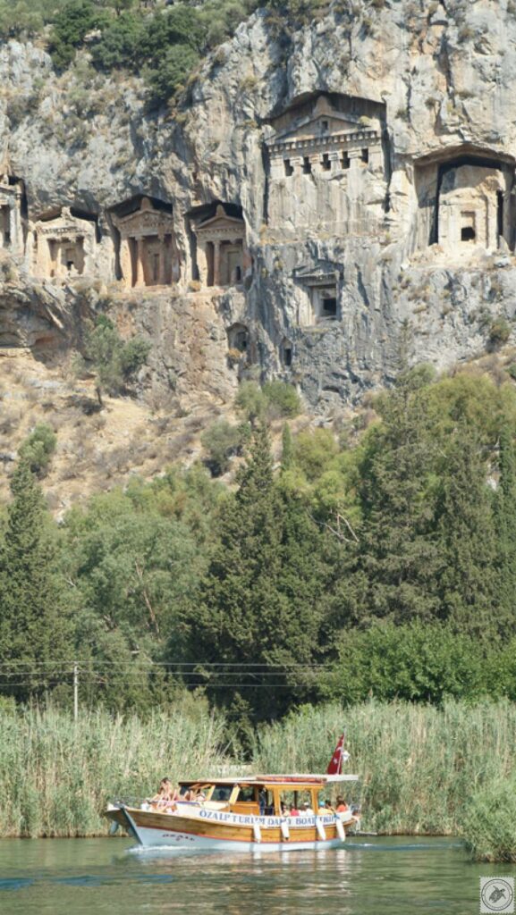 dalyan catacombs mit Boot